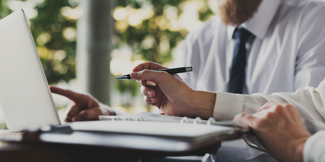 gente de negocios trabajando usando una computadora portatil